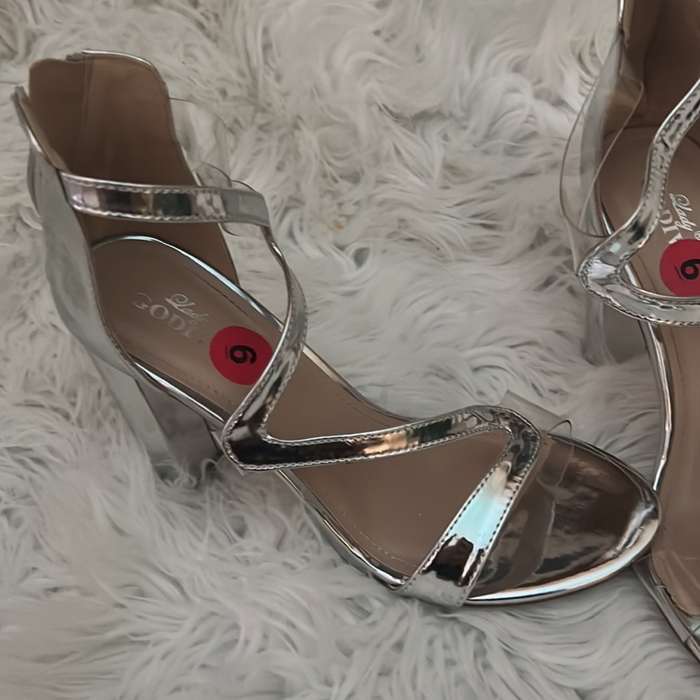 Silver heels - Picture 2 of 5